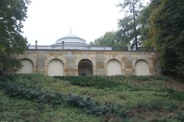 widok na pałac natoliński z dolnego ogrodu